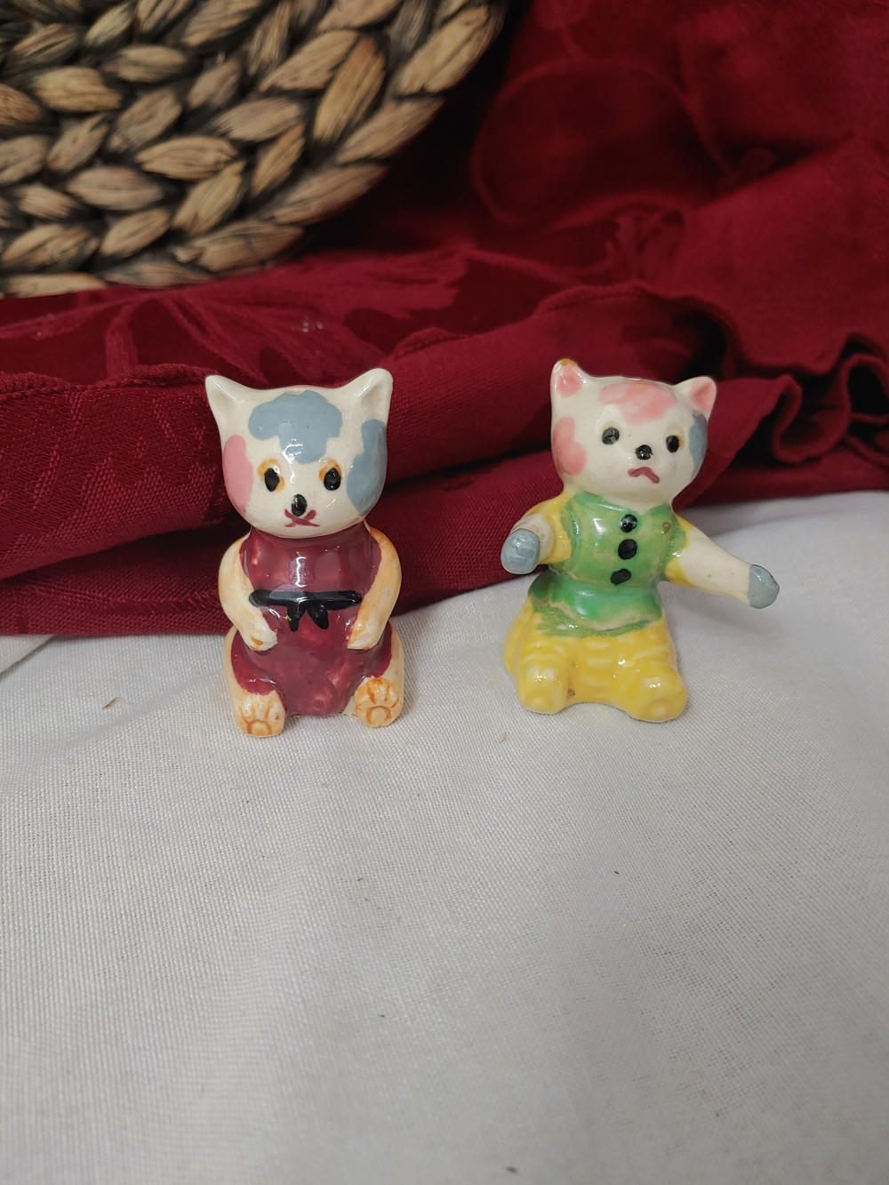 Vintage Hand-painted Ceramic Cat Salt And Pepper Shakers.